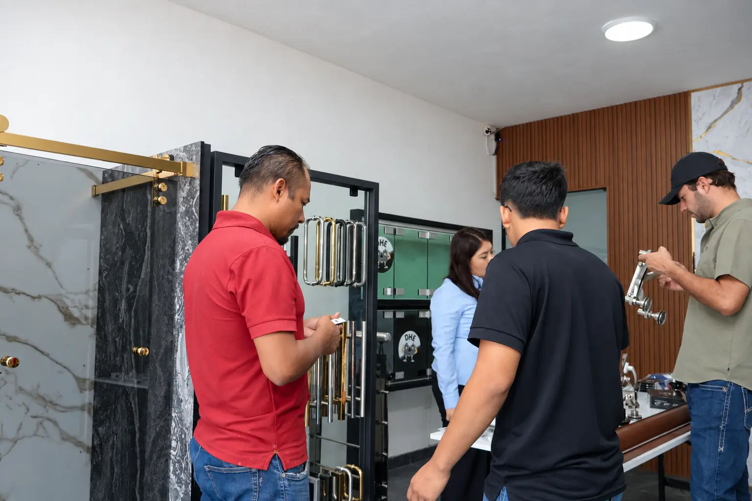 Clientes probando sistemas y herrajes en el showroom de DHE Zapopan